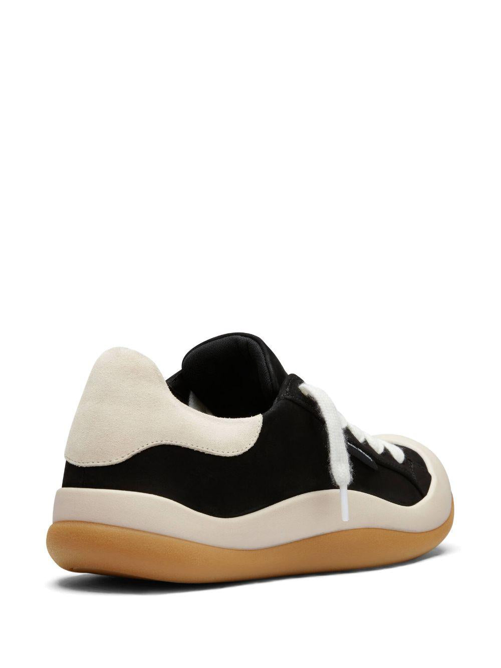 Squish Sneaker F3654002 BLACK GUM AXEL ARIGATO