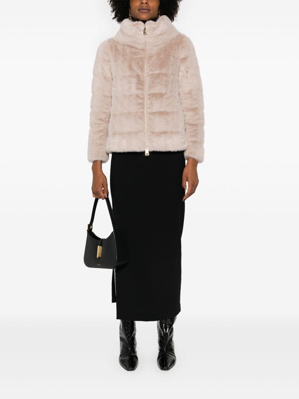 PI001935D12630 1985 CHANTILLY HERNO