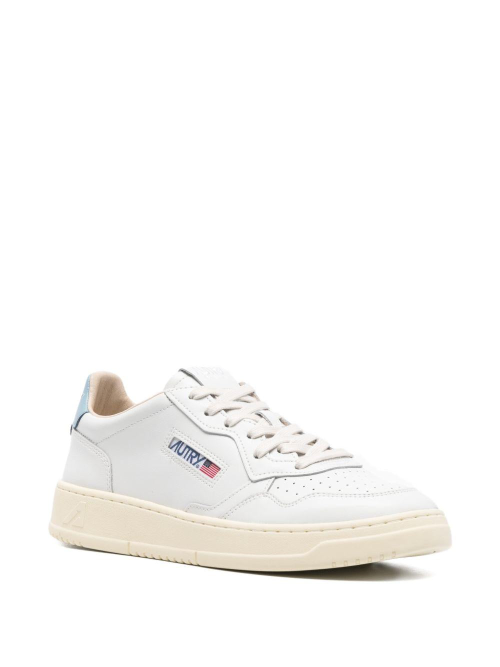 Sneakers Medalist Low Forget Me No AULMTB01 WHITE LIGHT BLUE AUTRY