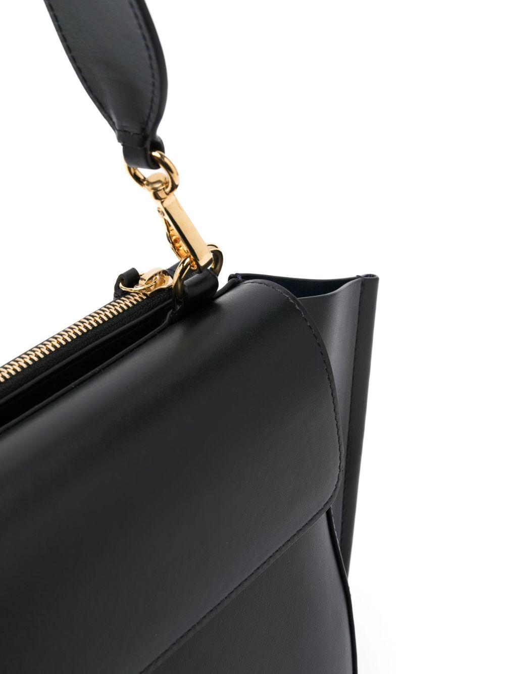 000021 BLACK WANDLER