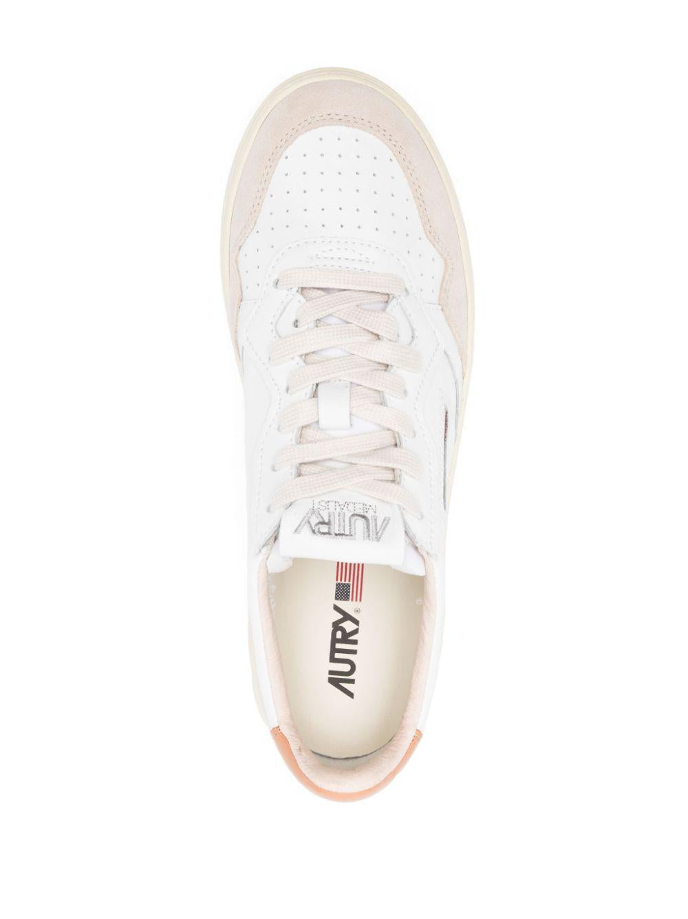 Sneakers Medalist Low in pelle e suede colore bianco e sandstorm AULMLS76 WHITE SAND AUTRY