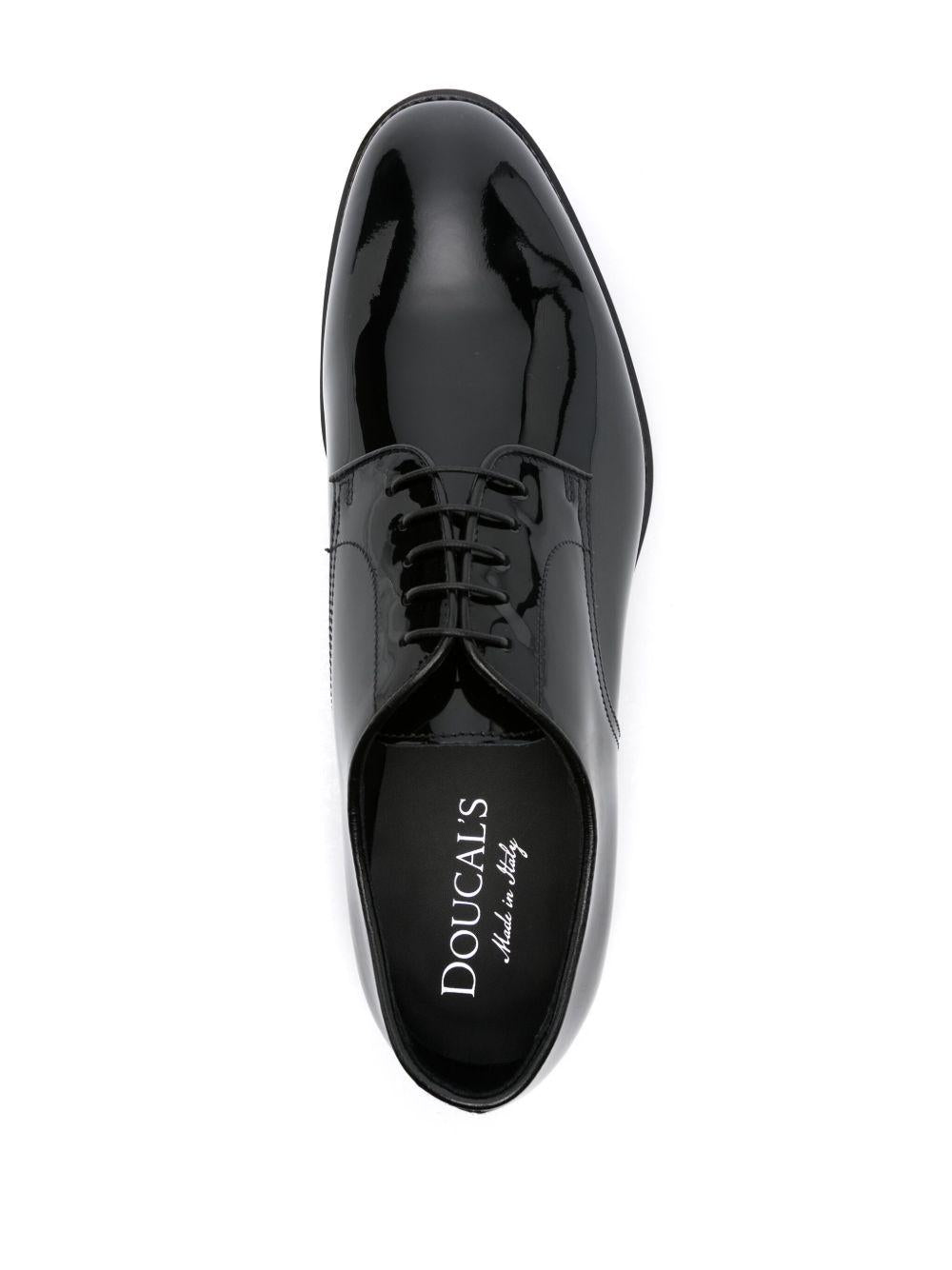 Stringata in vernice nera DU1003YORKUF018NN00 NERO DOUCAL`S