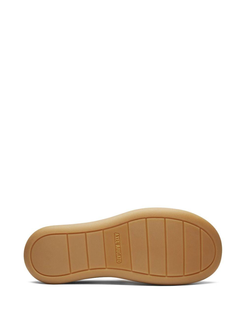 Squish Sneaker F3654002 BLACK GUM AXEL ARIGATO