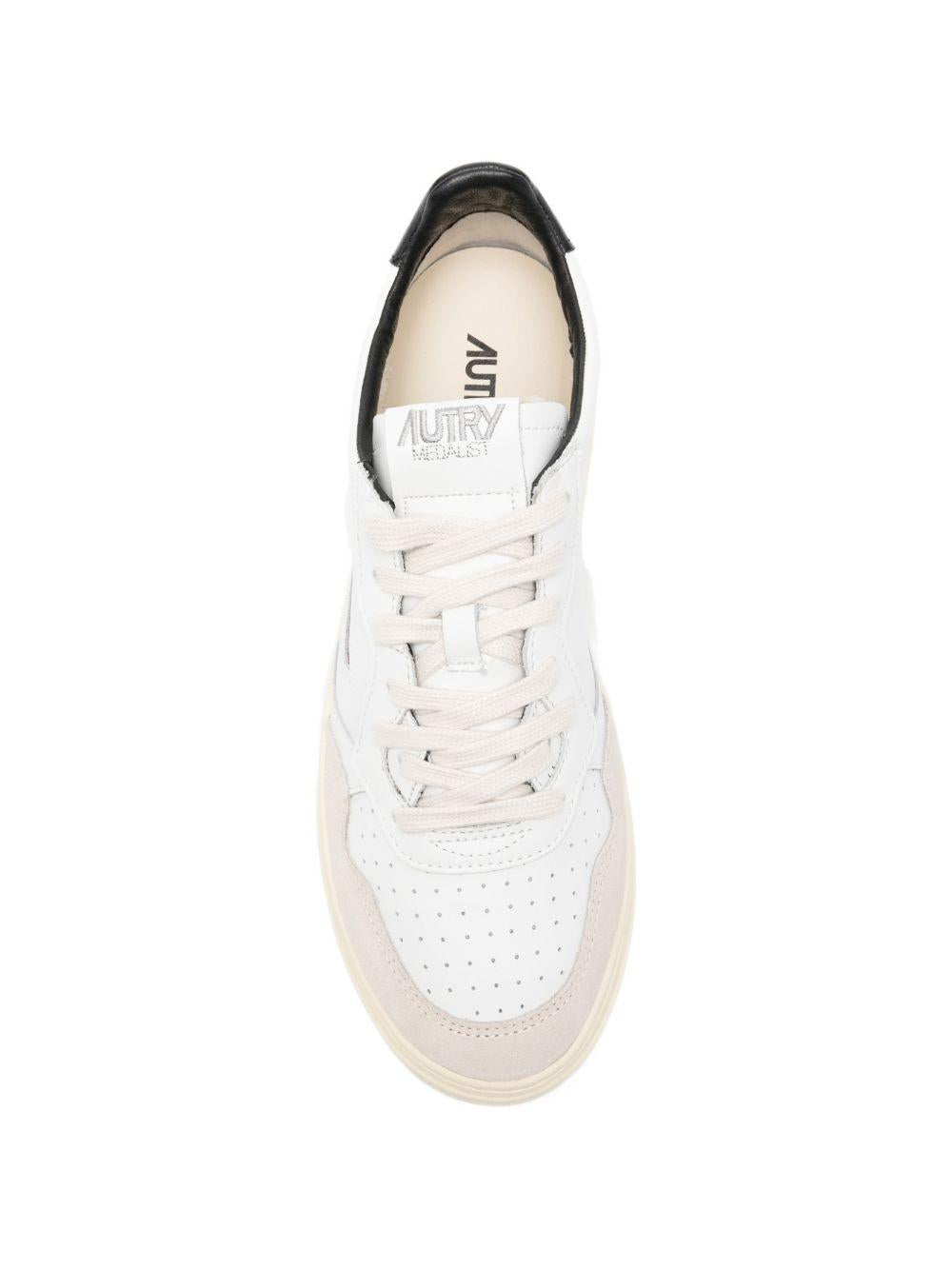 Sneaker Medalist Low in pelle AULMMA04 WHITE BLACK AUTRY