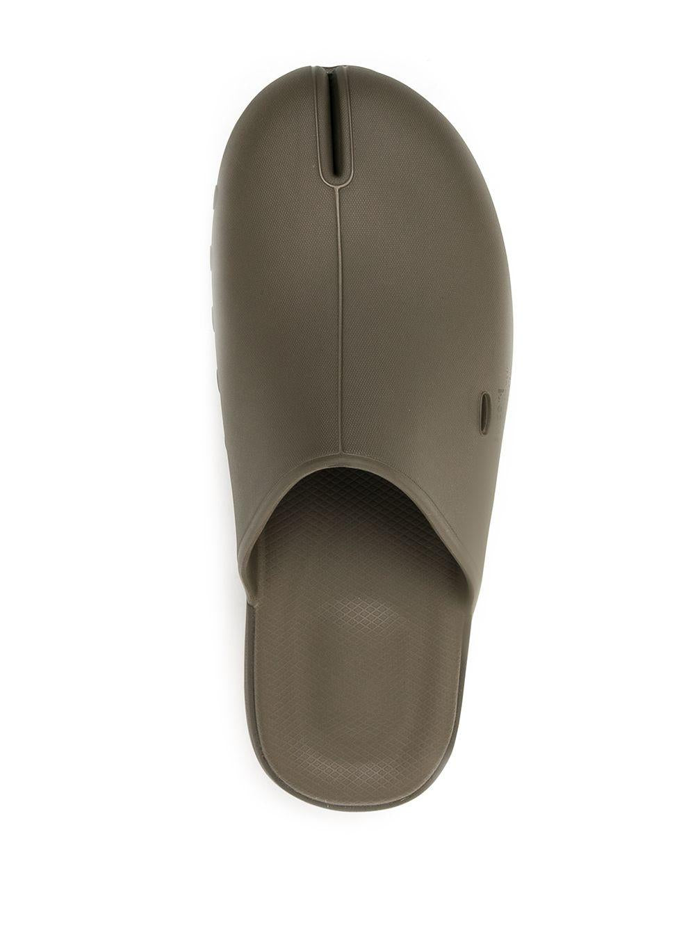 OGINJ04 OLIVE SUICOKE