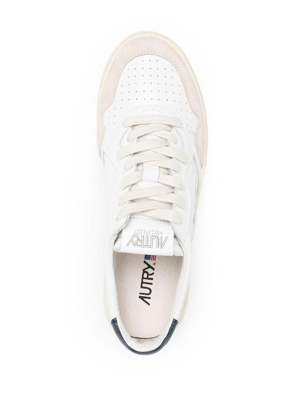 Sneakers Medalist Low in Pelle Bianca e Blu e Suede Beige AULMLS28 WHITE BLUE AUTRY