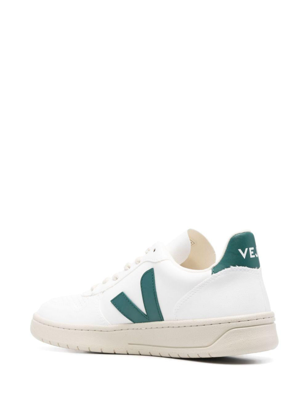 VX0703276 WHITE BRITTANY VEJA