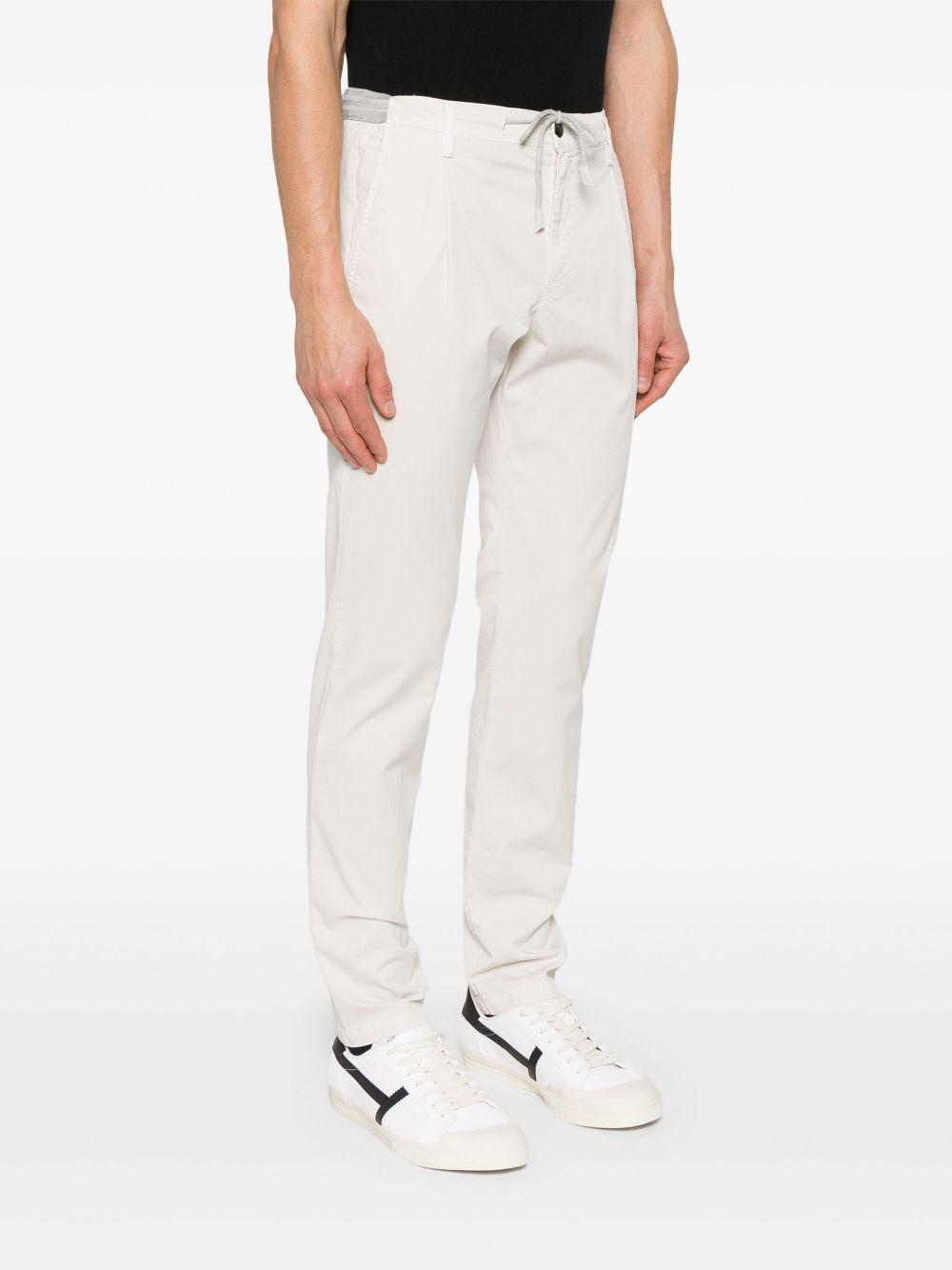 Pantaloni affusolati con pieghe K75PANH08TET0G002 02NN SABBIA ELEVENTY