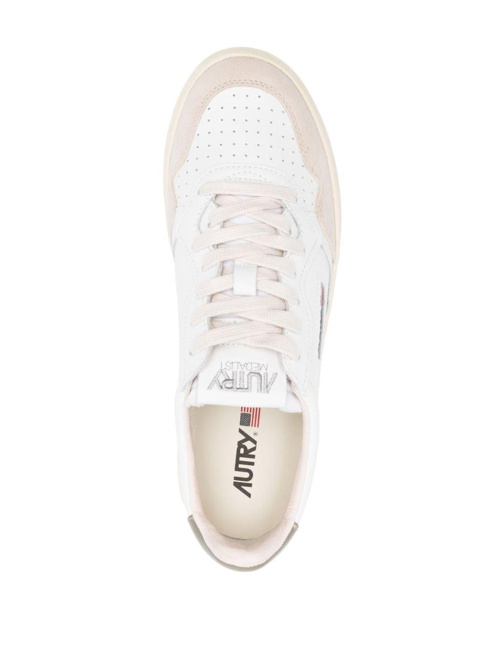 Sneakers Medalist Low in pelle e suede colore bianco e covert green AULMLS77 WHITE CVRT AUTRY 