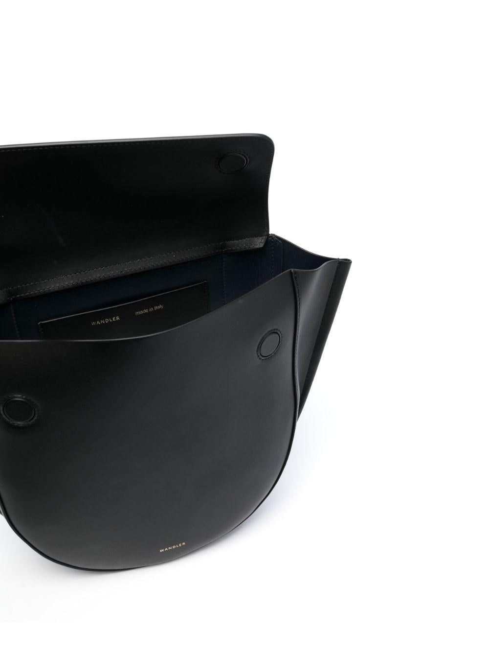  000021 BLACK WANDLER 