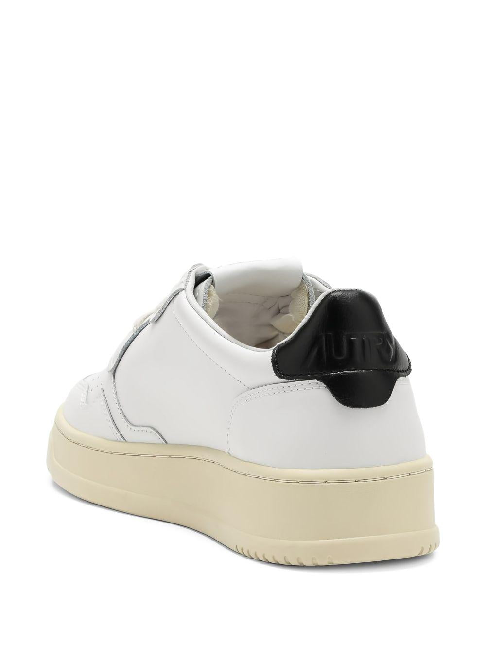 Medalist Low White Black AULWLL22 WHITE BLACK AUTRY 