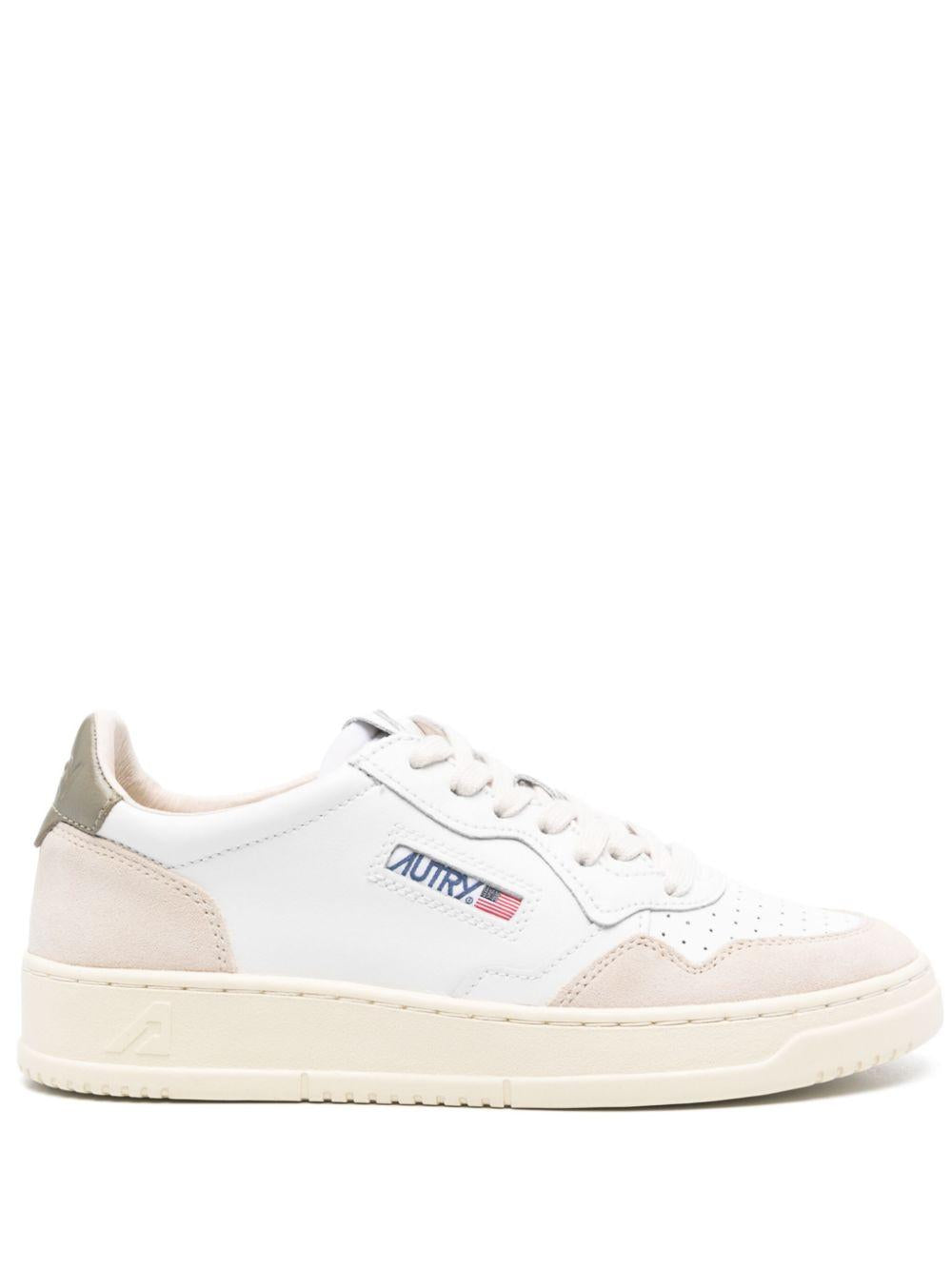 Sneakers Medalist Low in pelle e suede colore bianco e covert green AULMLS77 WHITE CVRT AUTRY 