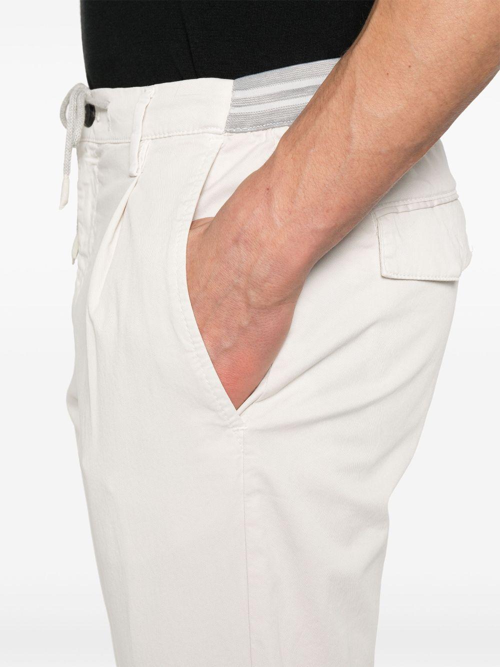 Pantaloni affusolati con pieghe K75PANH08TET0G002 02NN SABBIA ELEVENTY 