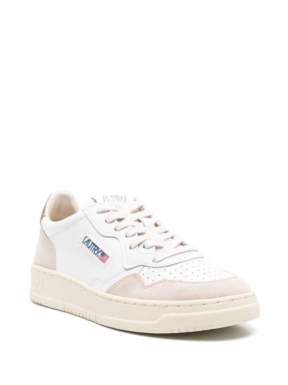 Sneakers Medalist Low in pelle e suede colore bianco e covert green AULMLS77 WHITE CVRT AUTRY 